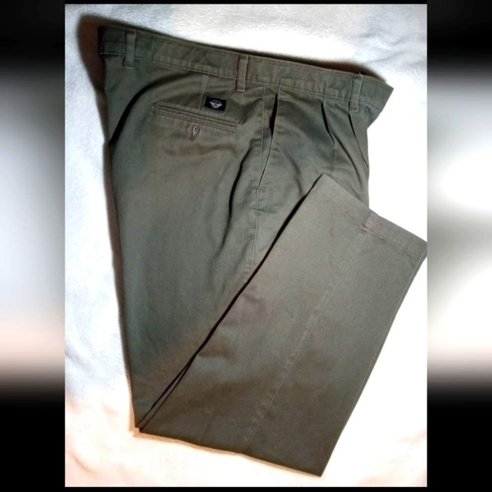 Men's Dockers Pleated Chino Khaki Pants Olive Green W42 L32 Classic Fit
